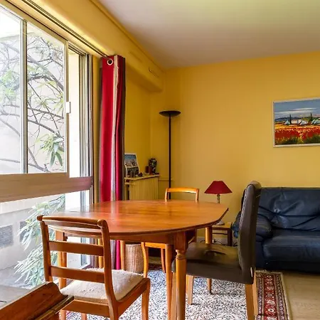 Veeve - Build Me Up, Buttercup Apartman